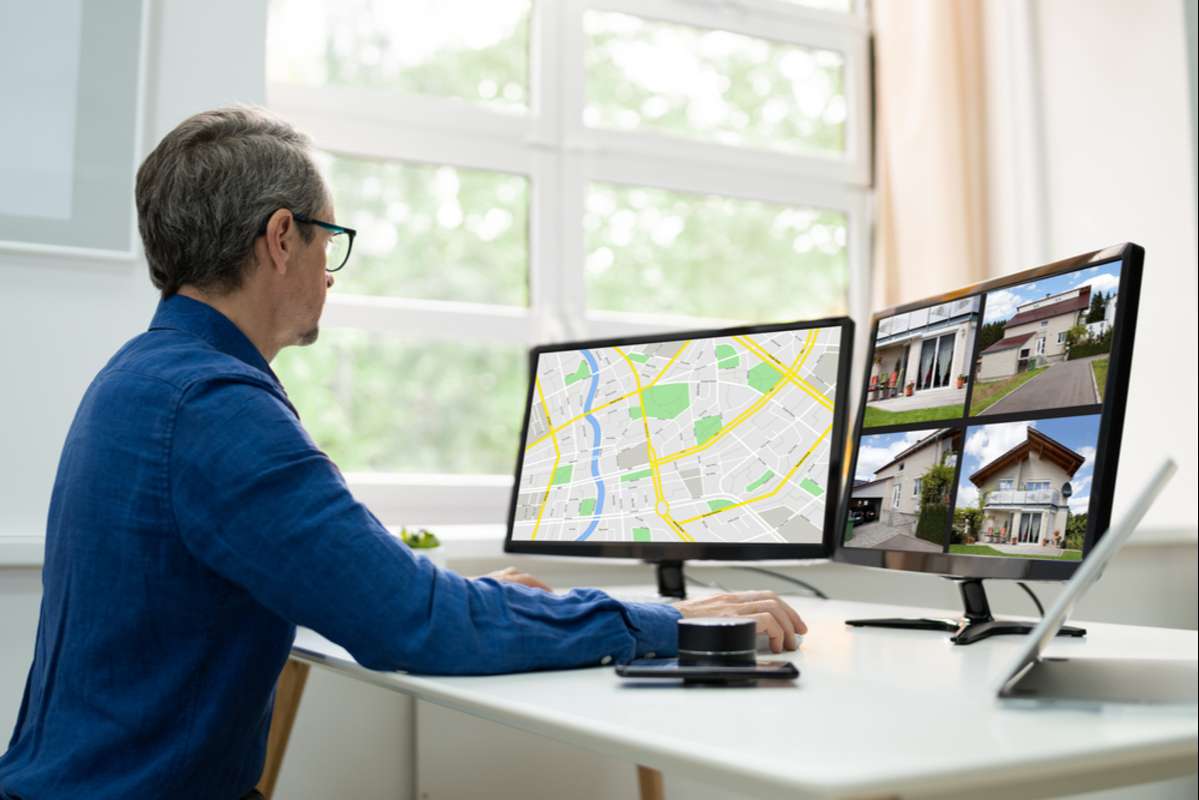 Searching Real Estate Apartment Or Home On Map (R) (S)